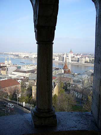 Budapest: Blick von der Fischerbastei auf Donau und Parlament 