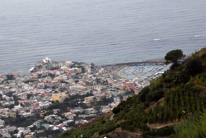 Ischia: Wanderung Kastanienwlder, Steinhhlen und Schneegruben