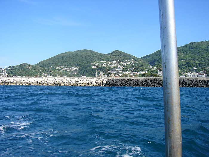 Ischia: Kaimauer von Lacco Ameno