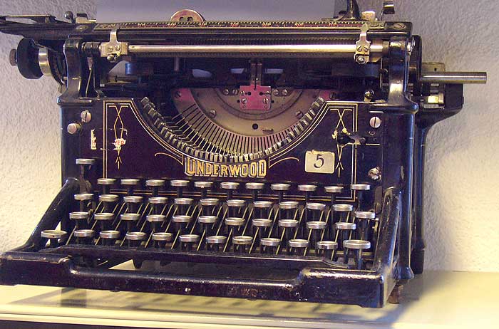 Underwood-Schreibmaschine in der Kalser Bibliothek