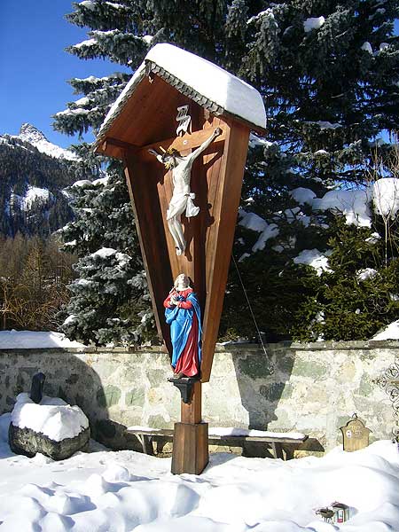 Kals am Großglockner: Pfarrkirche St. Rupert - Kreuz mit Maria im Friedhof