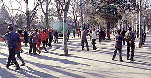 Beijing: Freizeit - Offenes Tanzen auf Gehsteig