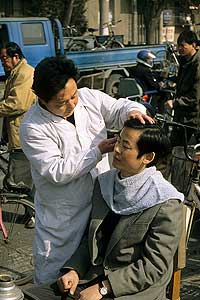 Beijing: Friseur auf Strasse