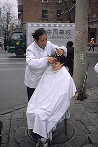 Beijing: Friseur auf Strasse
