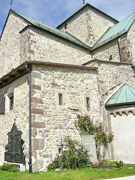 Innichen: Aussenansicht Stiftskirche
