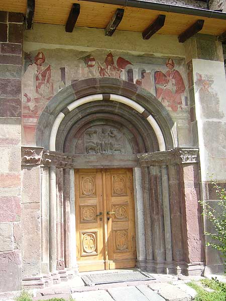 Innichen: Seiteneingang der Stiftskirche