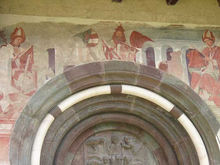 Innichen: Fresken oder Seiteneingang der Stiftskirche
