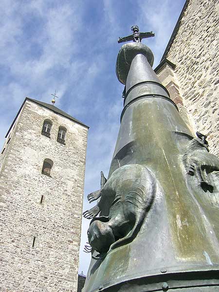 Innichen: Kriegerdenkmal und Turm der Stiftskirche