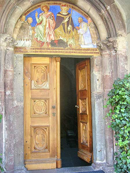 Innichen: Seitenportal der Stiftskirche