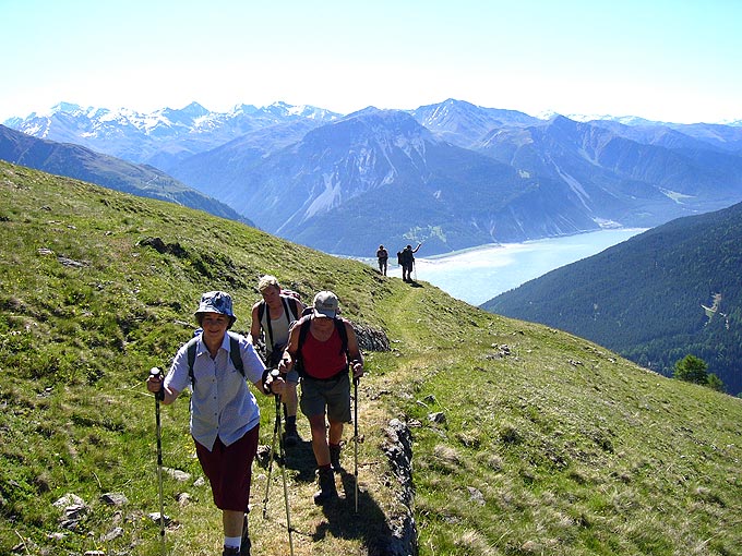 Aufstieg zum Piz Lat, im Hintergrund Reschensee und Ötztaler-Alpen